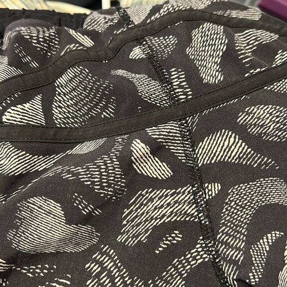 Lululemon Women’s Hotty Hot running shorts. Low rise. Excellent‎ condition. Sz6 - Picture 4 of 4